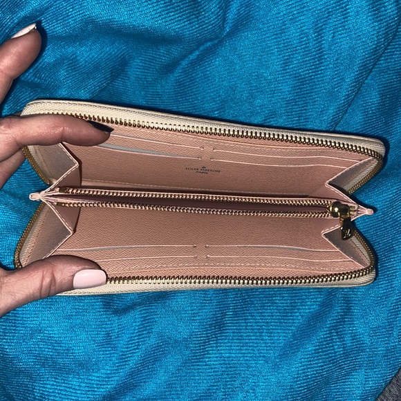 Authentic Louis Vuitton wallet - Picture 5 of 7